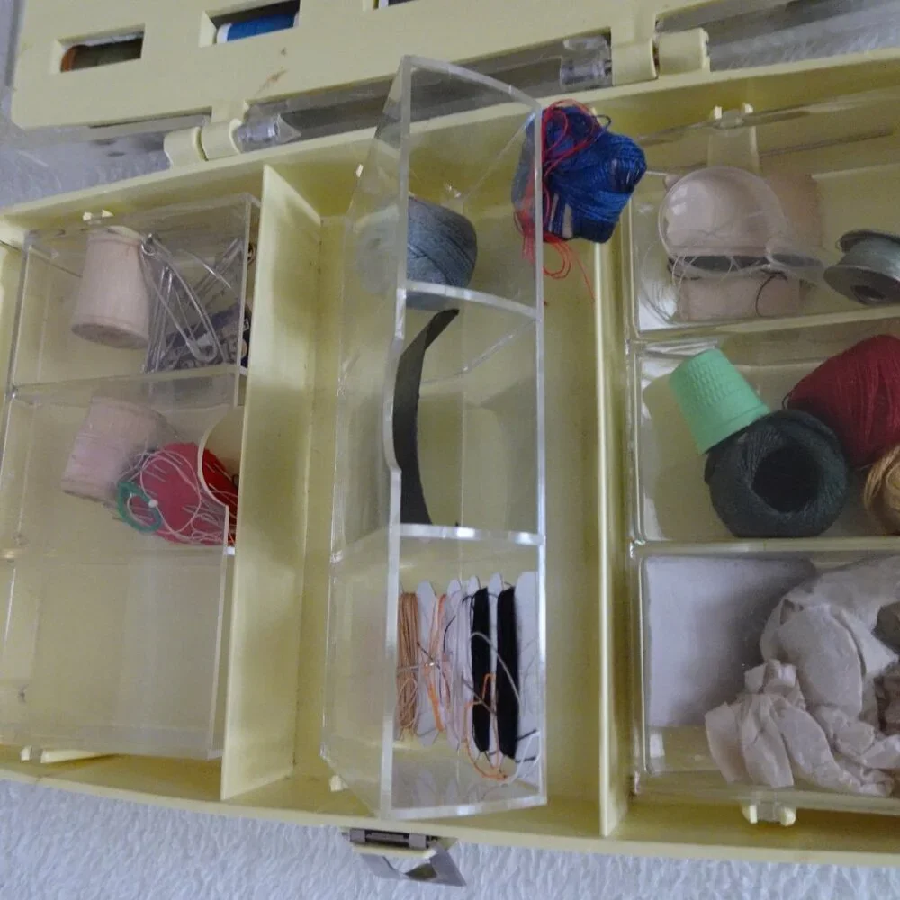 MCM Sewing Box Filled With VTG Thread & Notions William Thomas Plastic Latched